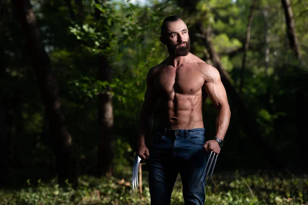 Superbohater Pazurami Stałego Silne Muskuły Wolverine Fitness Lekkoatletycznego Mięśni Pozowanie — Zdjęcie stockowe