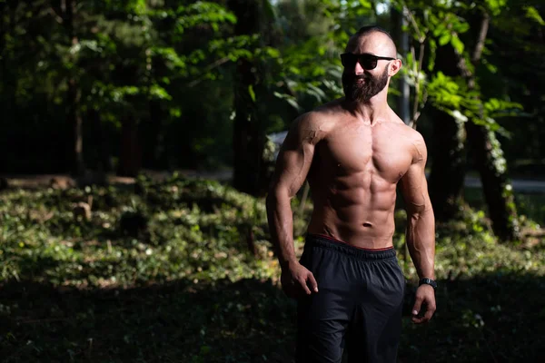 Handsome Beard Man Berdiri Kuat Dan Posing Outdoors Background Nature — Stok Foto