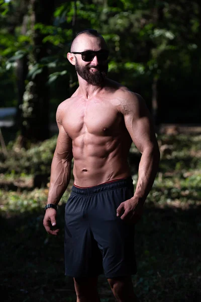 Homem Barba Bonito Forte Posando Livre Fundo Natureza Das Folhas — Fotografia de Stock