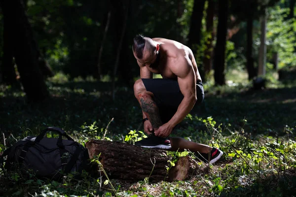 Atleta Maschile Prepararsi Legare Lacci Delle Scarpe Nella Foresta Correre — Foto Stock