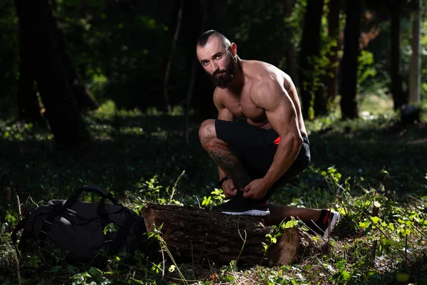 Atleta Macho Preparándose Atando Cordones Bosque Para Correr Parque Afuera — Foto de Stock