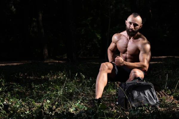 带着运动包的胡子男子在公园的户外休息 从健身中心或健身房 — 图库照片