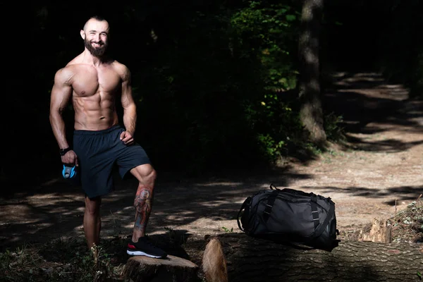 スポーツを身に着けているひげ男公園でアウトドア バッグし ジムでフィットネス センターに行く — ストック写真