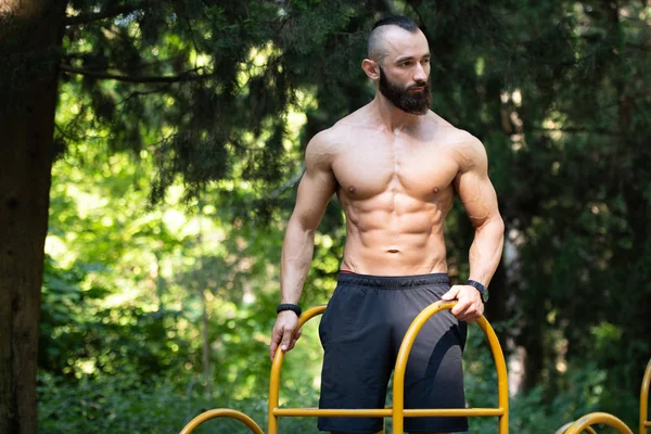 Gesunder Junger Mann Der Starke Muskeln Spielt Muskulöser Athletischer Bodybuilder — Stockfoto