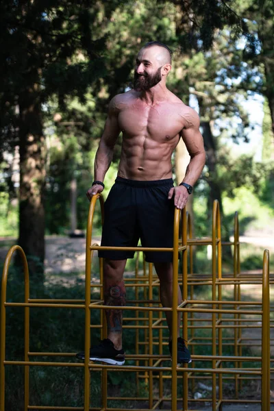 Sağlıklı Genç Adam Ayakta Güçlü Kasları Esneme Kaslı Atletik Vücut — Stok fotoğraf