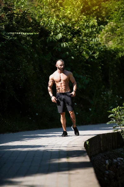 Hombre Barba Guapo Pie Fuerte Posando Aire Libre Antecedentes Naturaleza —  Fotos de Stock