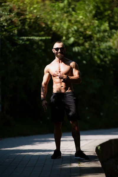 Hombre Barba Guapo Pie Fuerte Posando Aire Libre Antecedentes Naturaleza —  Fotos de Stock