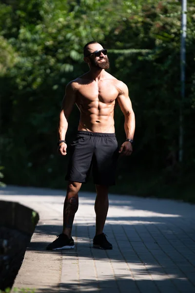 Hombre Barba Guapo Pie Fuerte Posando Aire Libre Antecedentes Naturaleza —  Fotos de Stock