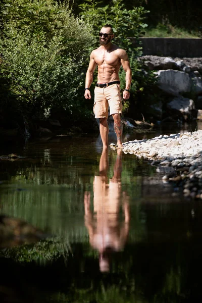一个年轻的身体适合男子的肖像显示他训练有素的身体 肌肉运动健美健身模型摆在户外 — 图库照片