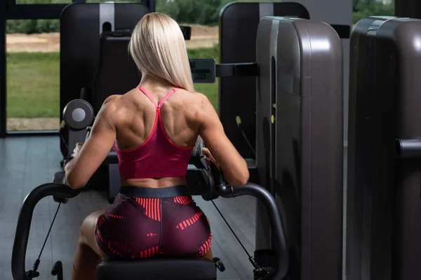 Atleta Haciendo Ejercicio Vuelta Gimnasio Máquina Con Cable —  Fotos de Stock