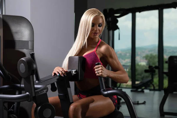 Frau Trainiert Fitnessstudio Rücken Maschine Und Lässt Muskeln Spielen — Stockfoto