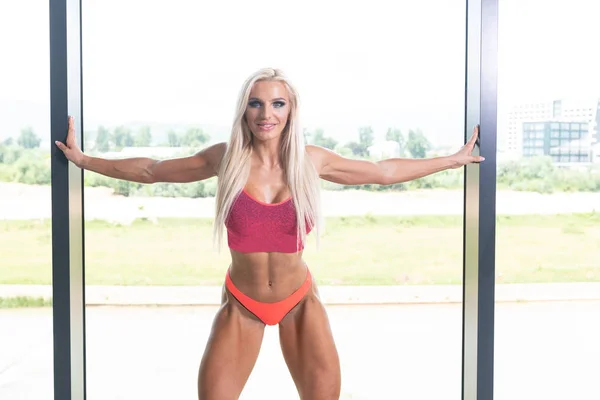 Atractiva Mujer Joven Pie Fuerte Gimnasio Músculos Flexionantes Hermosa Modelo — Foto de Stock