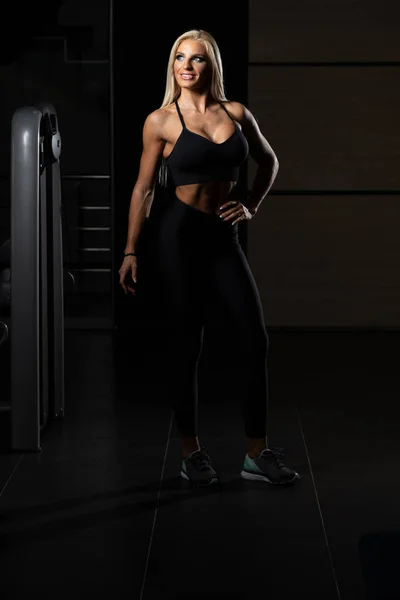 Портрет Молодой Физически Здоровой Женщины Демонстрирующей Свое Хорошо Тренированное Тело — стоковое фото