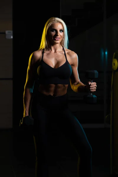 Fitness Mujer Ejercitando Bíceps Con Mancuerna Gimnasio — Foto de Stock