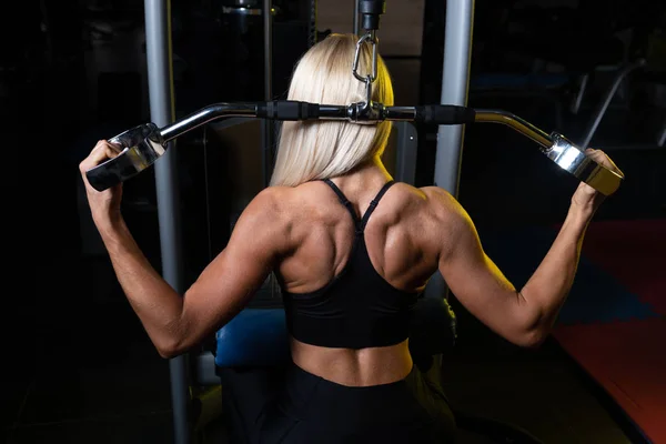 Fitness Vrouw Uitwerkend Terug Machine Fitness Center — Stockfoto