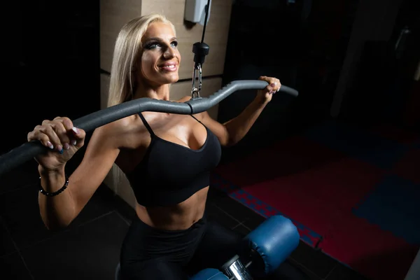 Frau Trainiert Wieder Fitnessstudio Einem Gerät Mit Kabel — Stockfoto