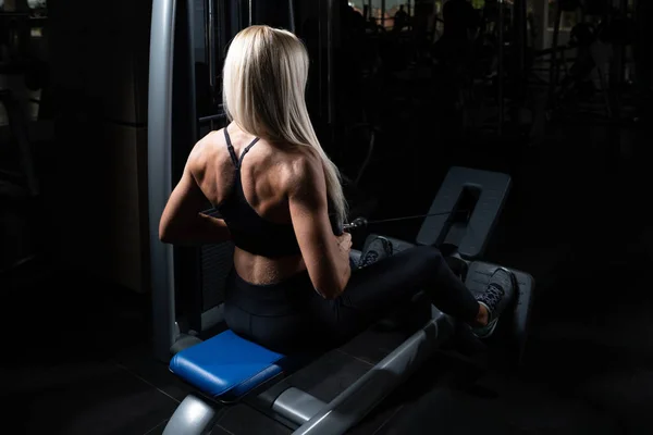 Fitness Vrouw Uitwerkend Terug Machine Fitness Center — Stockfoto