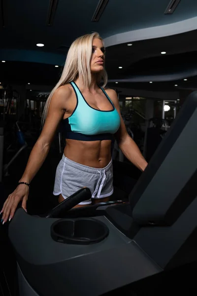 Jovem Mulher Correndo Esteira Moderno Centro Fitness — Fotografia de Stock