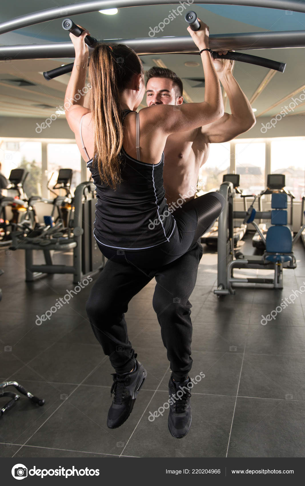 Pareja Joven Haciendo Ejercicio Para Espalda Tire Ups Menton Ups Foto de stock 220204966 ibrak