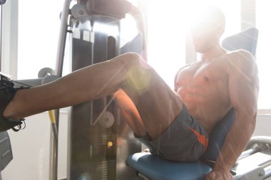 Bacak egzersizleri-bacak makine içinde jimnastik salonu ile yapan erkek kapatın
