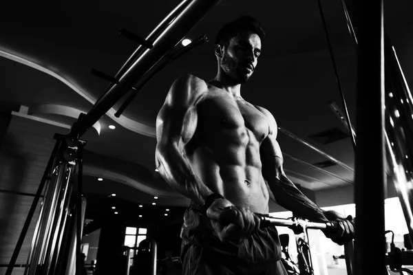 Hombre Gimnasio Haciendo Ejercicio Sus Bíceps Máquina Con Cable Gimnasio —  Fotos de Stock