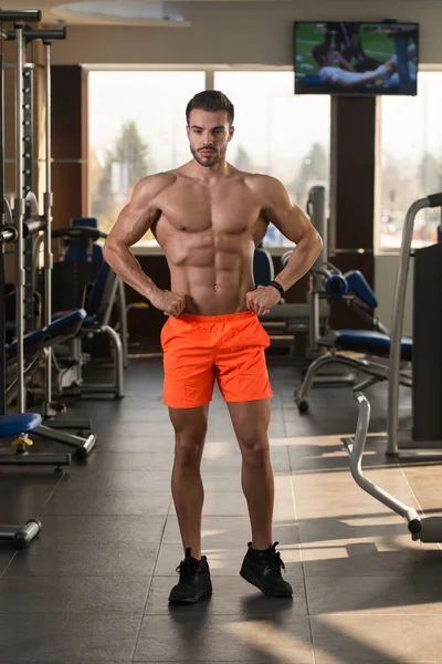 Hombre Joven Pie Fuerte Gimnasio Músculos Flexionantes Muscular Atlético Culturista — Foto de Stock