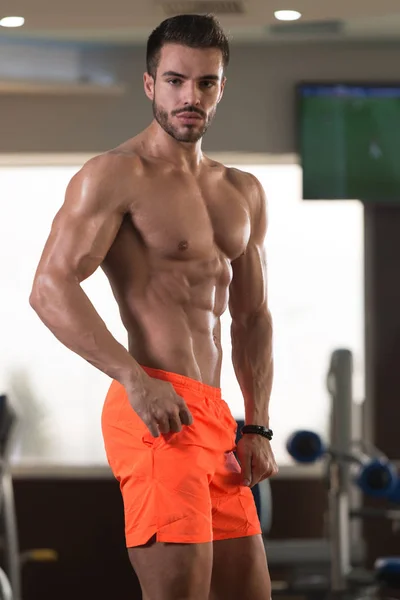 Retrato Joven Hombre Físicamente Forma Que Muestra Cuerpo Bien Entrenado — Foto de Stock