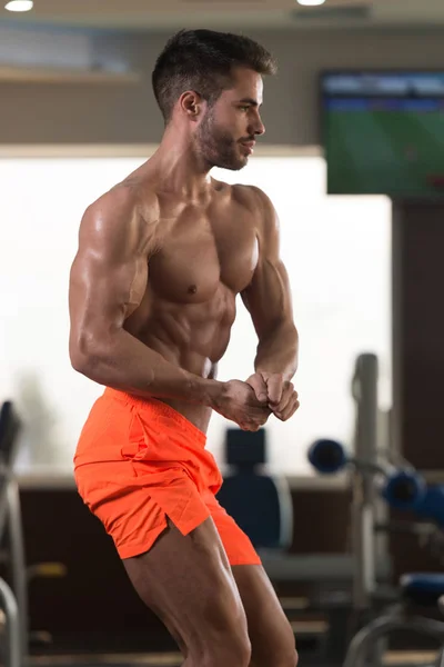 Bello Giovane Uomo Piedi Forte Nella Palestra Muscoli Flessibili Muscolare — Foto Stock