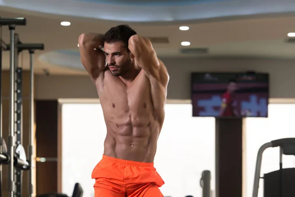 Hombre Joven Pie Fuerte Gimnasio Músculos Flexionantes Muscular Atlético Culturista —  Fotos de Stock