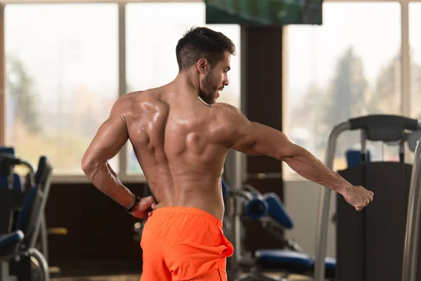 Beau Jeune Homme Debout Fort Dans Gymnase Les Muscles Flexibles — Photo