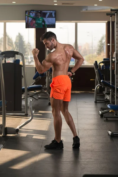 Jeune Homme Debout Fort Dans Gymnase Les Muscles Flexibles Musclé — Photo