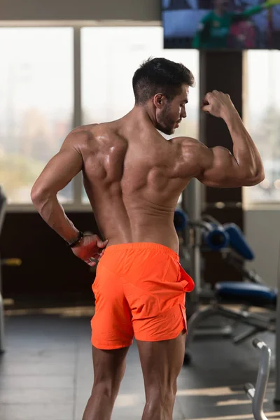 Retrato Joven Hombre Físicamente Forma Que Muestra Cuerpo Bien Entrenado — Foto de Stock