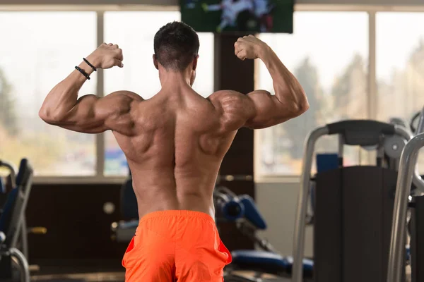Hombre Joven Pie Fuerte Gimnasio Músculos Flexionantes Muscular Atlético Culturista —  Fotos de Stock