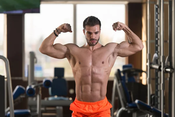 Young Man Standing Strong Gym Flexing Muscles Muskelatletisk Kroppsbyggare Fitness — Stockfoto