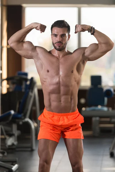 Ritratto Giovane Uomo Forma Fisica Che Mostra Suo Corpo Ben — Foto Stock