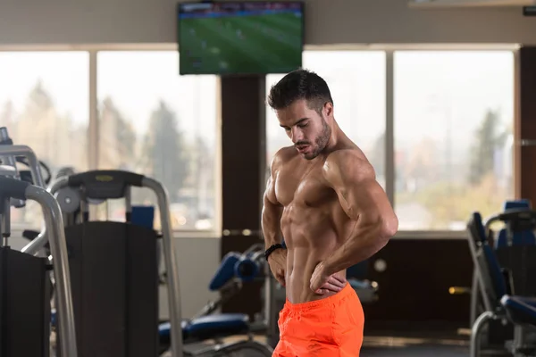 Hombre Joven Pie Fuerte Gimnasio Músculos Flexionantes Muscular Atlético Culturista —  Fotos de Stock