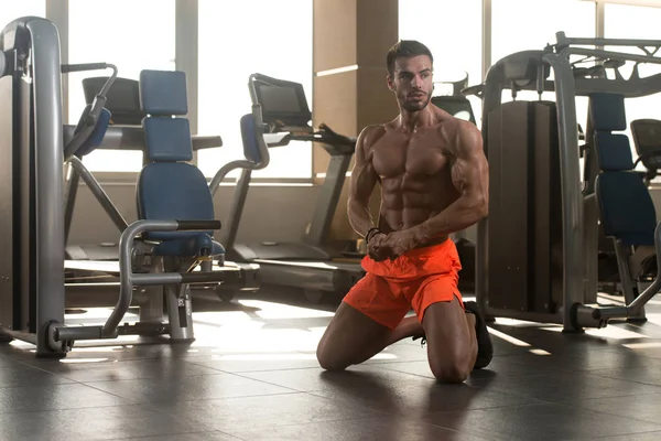 Stilig Ung Man Står Stark Gymmet Och Böjande Muskler Muskel — Stockfoto