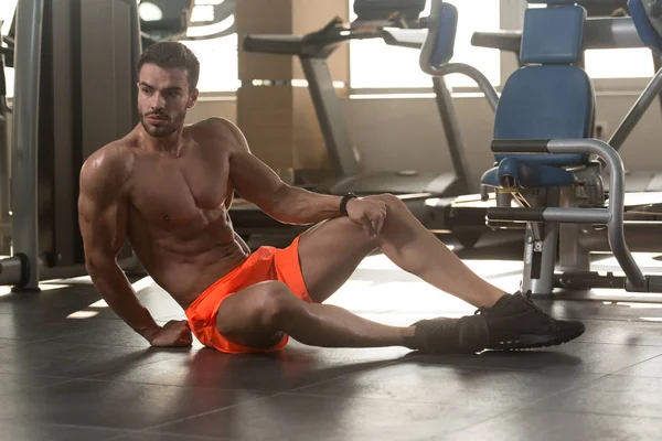 Görünüyor Çekici Genç Adamla Kaslı Vücut Bankta Oturan Spor Salonunda — Stok fotoğraf