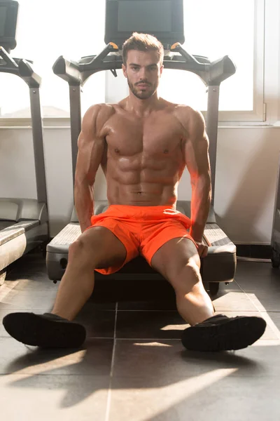 Gut Aussehende Und Attraktive Junge Athletin Mit Muskulösem Körper Sitzt — Stockfoto