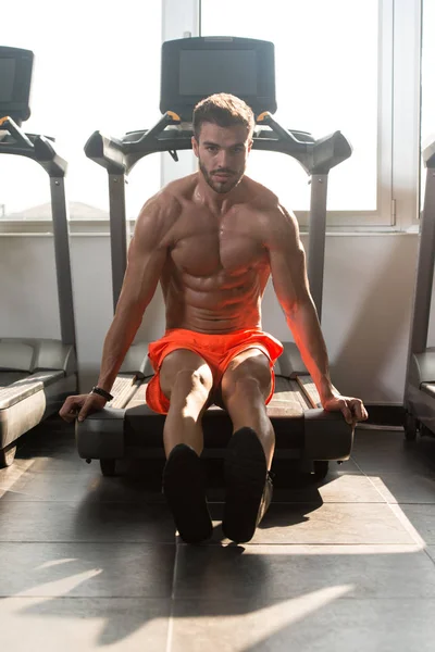 Bonito Atraente Jovem Atleta Com Corpo Muscular Sentado Banco Relaxante — Fotografia de Stock