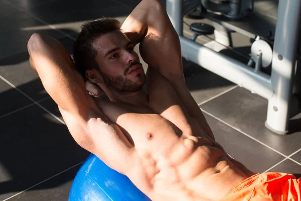 Joven Atleta Haciendo Ejercicios Abdominales Pelota Como Parte Del Entrenamiento —  Fotos de Stock