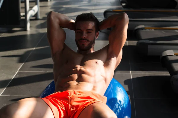 Young Man Athlete Doing Abs Exercise Ball Part Bodybuilding Training — Stock Photo, Image