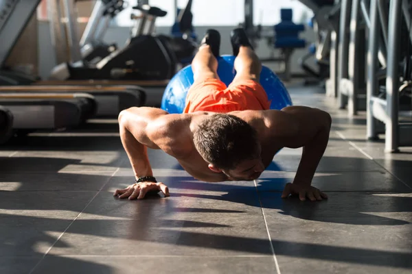 Joven Modelo Haciendo Push Ups Como Parte Levantamiento Pesas Entrenamiento — Foto de Stock