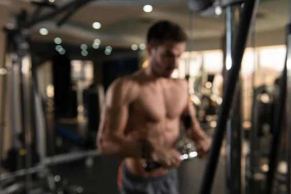 Muscular Jovem Fisiculturista Fazendo Exercício Peso Pesado Para Tríceps Máquina — Fotografia de Stock