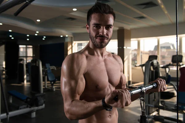 Muskulös Fitness Kroppsbyggare Gör Tung Viktövning För Biceps Maskin Med — Stockfoto
