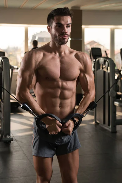 Guapo Musculoso Fitness Culturista Haciendo Ejercicio Peso Pesado Para Pecho — Foto de Stock