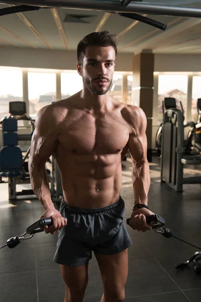 Guapo Musculoso Fitness Culturista Haciendo Ejercicio Peso Pesado Para Pecho — Foto de Stock