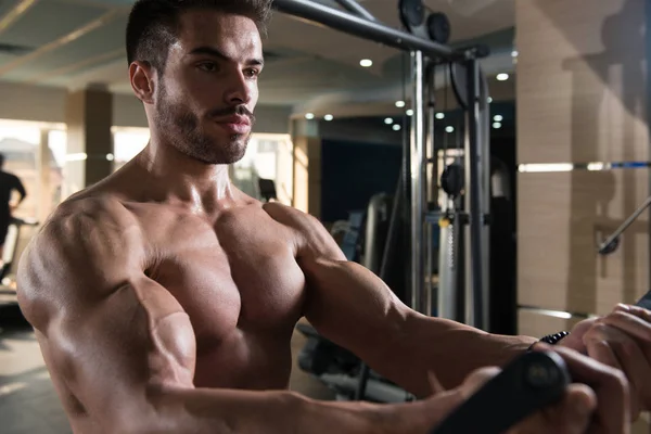 Guapo Musculoso Fitness Culturista Haciendo Ejercicio Peso Pesado Para Pecho —  Fotos de Stock