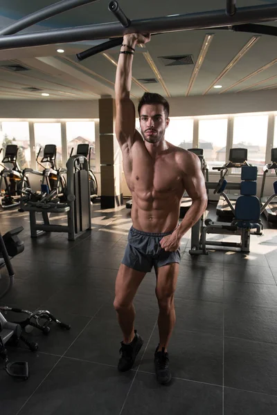 Friska Unga Man Står Stark Gymmet Och Böjning Muskler Muskulös — Stockfoto