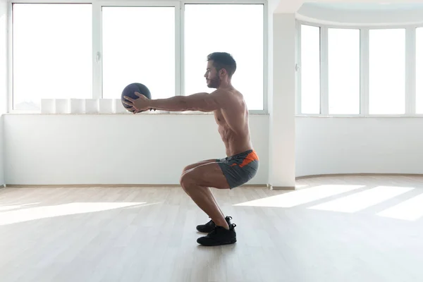 Guapo Joven Haciendo Escuadrón Con Bola Medicina Como Parte Formación — Foto de Stock